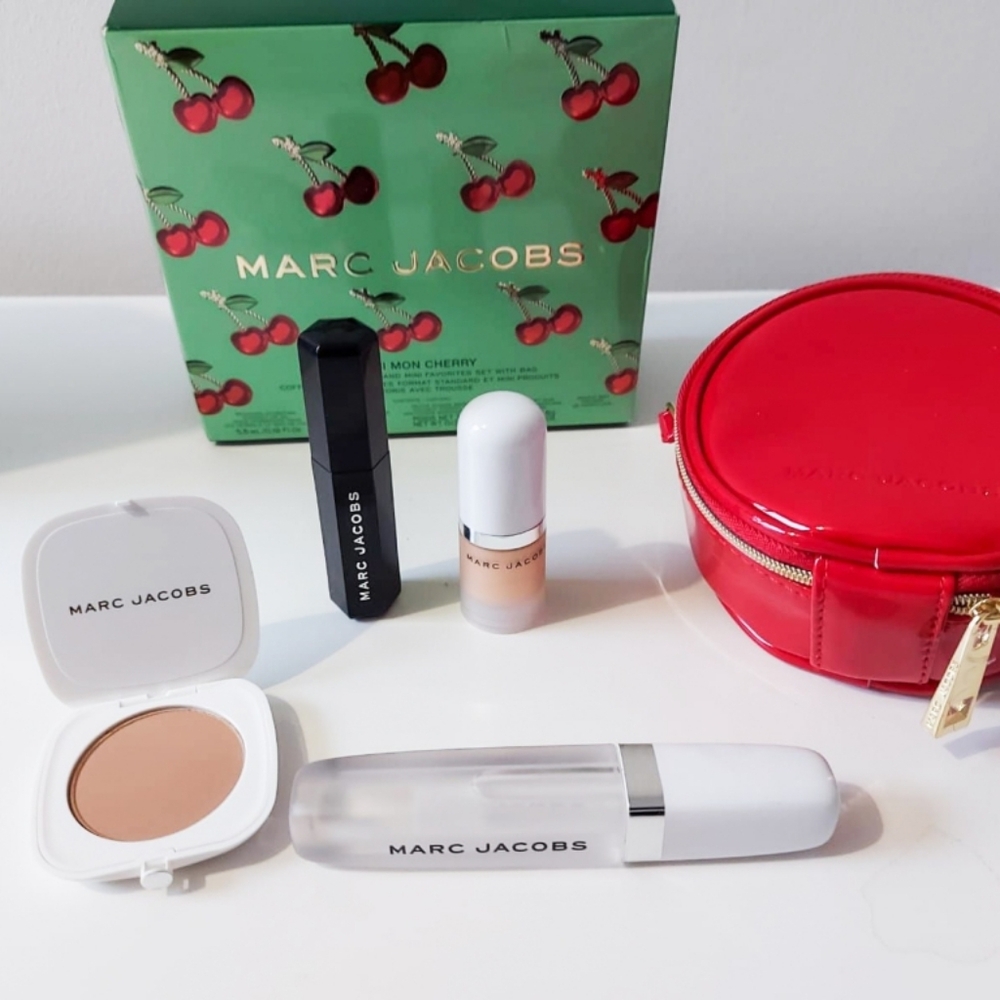 Marc Jacobs TikToc Red Round Crossbody Bag with 4-Piece Makeup Set NIB